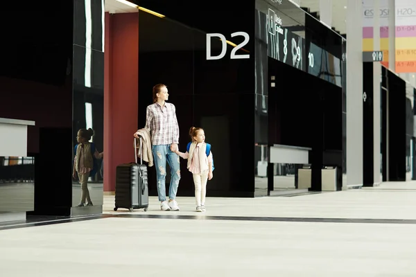 Young Woman Her Daughter Baggage Walking Modern Airport — Stock Photo, Image