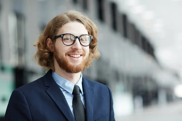 Ung Leende Skäggiga Affärsman Formalwear Tittar Kameran Inuti Modern Byggnad — Stockfoto