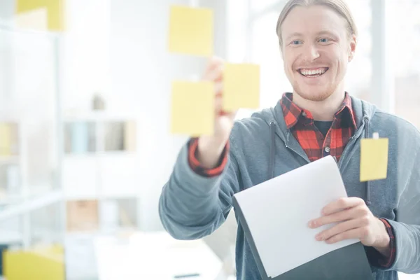 Uomo Affari Che Analizza Note Adesive Sulla Lavorazione Del Vetro — Foto Stock