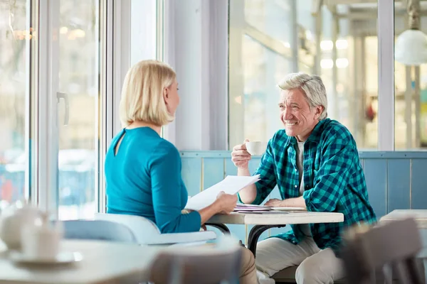 Amistosos Colegas Ancianos Hablando Por Taza Cafetería Discutiendo Momentos Trabajo —  Fotos de Stock