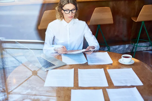 Junge Geschäftsfrau Die Sich Darauf Konzentriert Den Text Neuer Verträge — Stockfoto