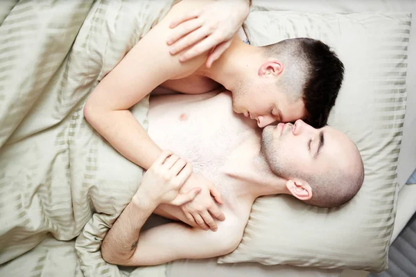 Vue Dessus Deux Hommes Gays Tranquilles Affectueux Dormant Lit Ensemble — Photo