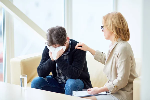 Psicólogo Dando Conselhos Para Seu Paciente Viciado Chorando Lenço Enquanto — Fotografia de Stock