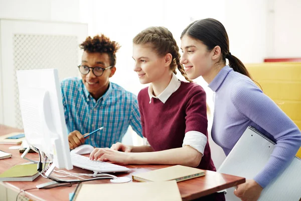 Tre Giovani Start Che Guardano Monitor Del Computer Mentre Guardano — Foto Stock