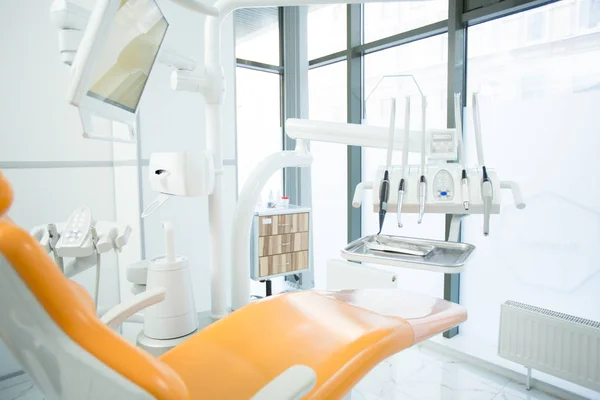 Equipo Contemporáneo Para Chequeo Dental Con Sillón Para Paciente Cercano — Foto de Stock