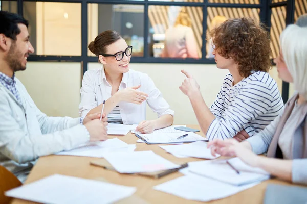 Donna Affari Felice Uno Dei Suoi Colleghi Discutono Nuove Forme — Foto Stock