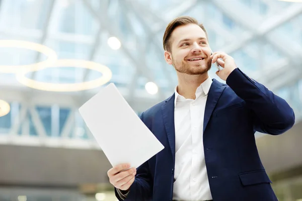 Agente Sonriente Con Papel Smartphone Consultando Uno Sus Clientes Sobre —  Fotos de Stock