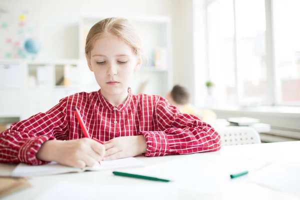 Rajz Copybook Pult Leckét Kiemelő Súlyos Iskoláslány — Stock Fotó