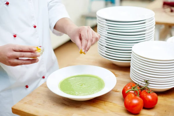 Sopa Creme Brócolis Tempero Chef Com Karri Antes Servi Dos — Fotografia de Stock