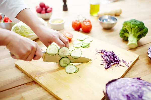 Manos Chef Con Cuchillo Rebanando Pepino Fresco Tabla Cortar Madera — Foto de Stock