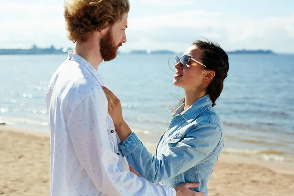Młoda Para Romantyczny Patrząc Siebie Uścisku Spędzanie Czasu Piaszczystej Plaży — Zdjęcie stockowe