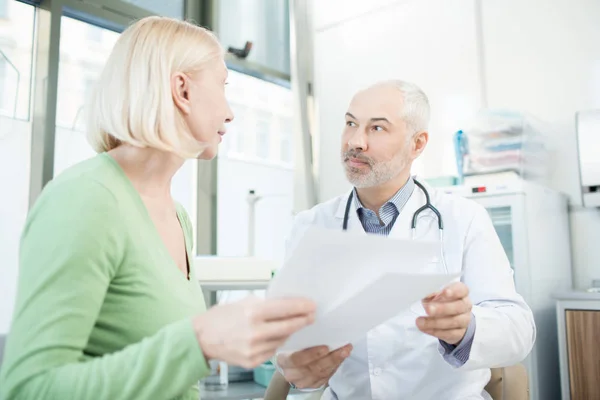 Clínico Confianza Paciente Discutiendo Documentos Médicos Recetas Durante Cita — Foto de Stock