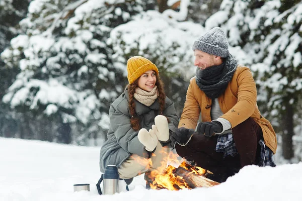 Två Unga Backpackers Huk Snödriva Och Talar Samtidigt Warming Sina — Stockfoto