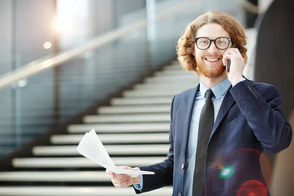 Jovem Agente Sucesso Com Contratos Conversando Com Cliente Por Smartphone — Fotografia de Stock