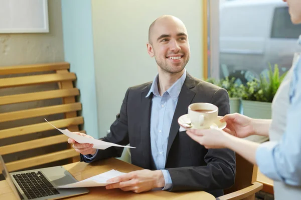 Jonge Zakenman Met Papieren Lacht Serveerster Geven Hem Kopje Aromatische — Stockfoto