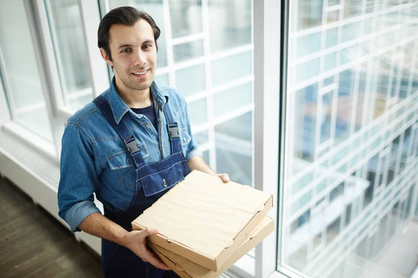 Unga Courier Uniform Bär Lådor Med Pizza Till Office Inuti — Stockfoto