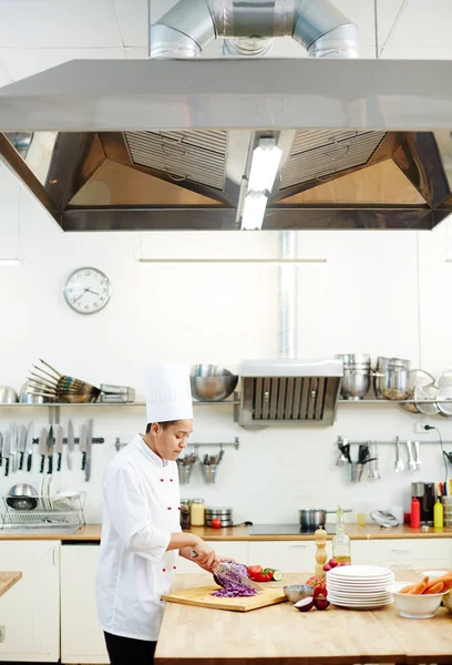 Jovem Mulher Uniforme Chef Mesa Ingredientes Corte Para Ensopado Legumes — Fotografia de Stock