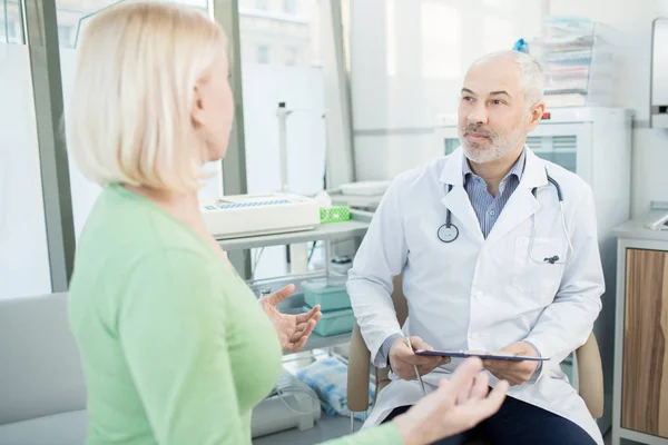 Självsäker Läkare Lyssnar Hennes Patientens Klagomål Hälsa Utnämning Kliniker — Stockfoto