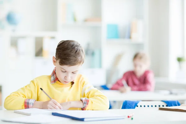 Ernstige Schooljongen Zich Concentreren Het Maken Van Aantekeningen Schetsen Beurt — Stockfoto