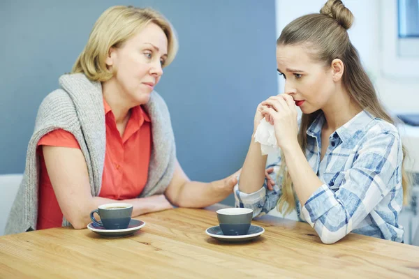 Mulher Apoiando Seu Amigo Enquanto Bebe Café — Fotografia de Stock