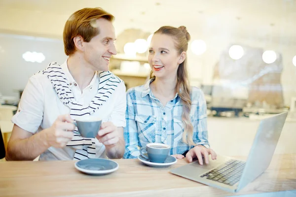 Jovens Colegas Comunicando Enquanto Bebem Café Café — Fotografia de Stock