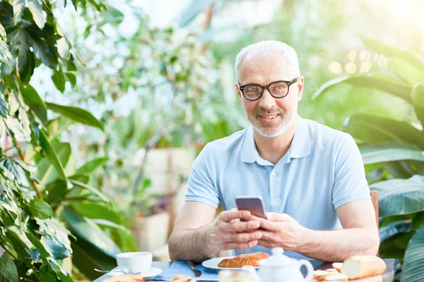 Glücklicher Mann Mit Brille Der Während Des Frühstücks Die Kamera — Stockfoto