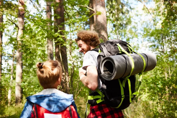 Padre Hijo Exploradores Con Mochilas Caminando Bosque Campamento Día Soleado —  Fotos de Stock