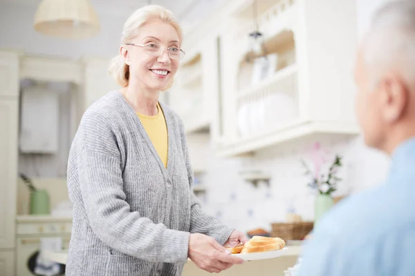 Felice Nonna Portando Fette Pane Grano Mentre Serve Tavola Cena — Foto Stock