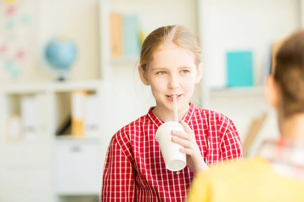 Współczesny Uczennica Sody Pitnej Szkła Plastikowe Rozmawia Jej Kolega — Zdjęcie stockowe