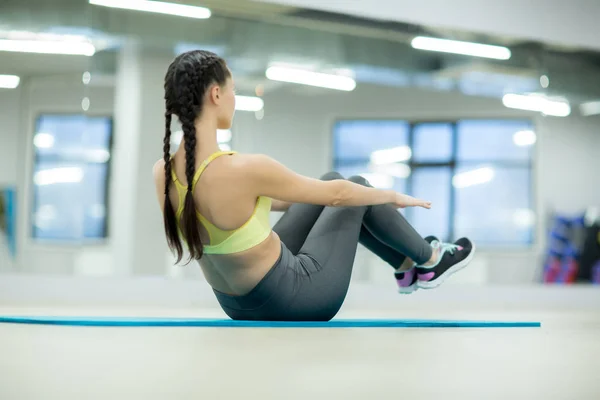 Jonge Vrouw Doen Oefening Voor Buik Spieren Vloer Tijdens Training — Stockfoto