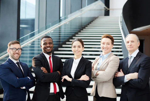 Rij Van Lachende Collega Formalwear Overschrijding Van Hun Armen Borst — Stockfoto