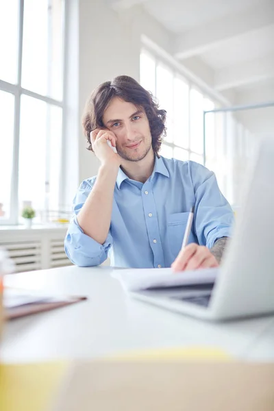 Retrato Empresário Conversando Telefone Fazendo Anotações Mesa — Fotografia de Stock