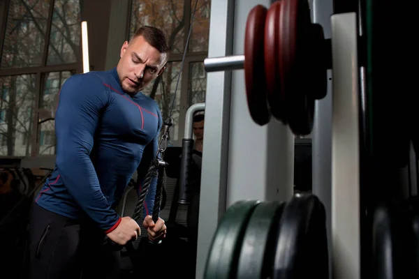 Hombre Musculoso Fuerte Haciendo Ejercicio Las Instalaciones Deportivas Durante Entrenamiento — Foto de Stock