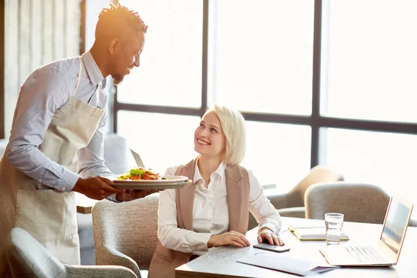 Glückliche Geschäftsfrau Schaut Kellnerin Die Ihren Frischen Gemüsesalat Zum Mittagessen — Stockfoto