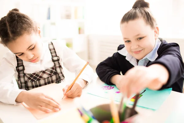 Две Девочки Рисуют Классе Художественной Школы Детский Рисунок Столом — стоковое фото