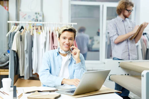 Retrato Una Diseñadora Hablando Por Teléfono Con Colega Fondo — Foto de Stock