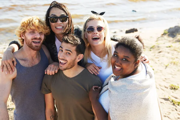 Vijf Jonge Vrienden Besteden Zomer Weekend Vakantie Aan Zandstrand Door — Stockfoto