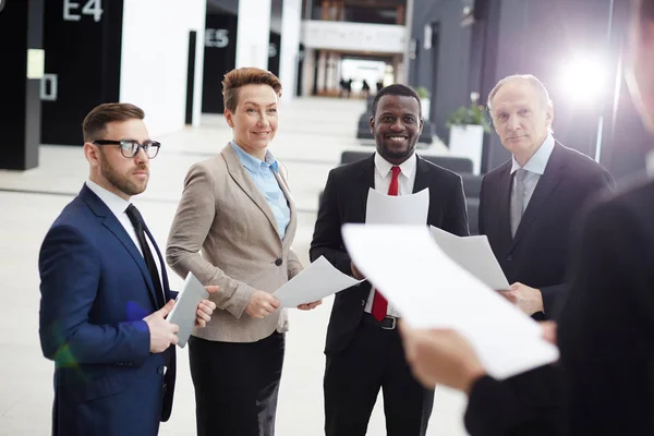 Gruppe Junger Makler Mit Dokumenten Die Einem Ihrer Kollegen Über — Stockfoto