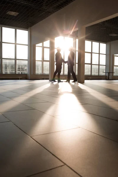 Twee Business Partners Handen Schudden Tegen Venster Van Werkgebied Modern — Stockfoto