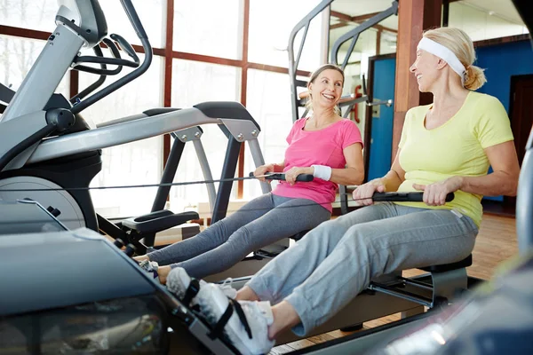 Mujeres Mayores Sanas Ropa Deportiva Mirándose Entre Durante Entrenamiento Máquina — Foto de Stock