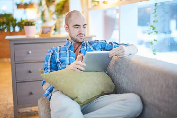 Junger Mann Liegt Auf Sofa Und Nutzt Digitales Tablet — Stockfoto