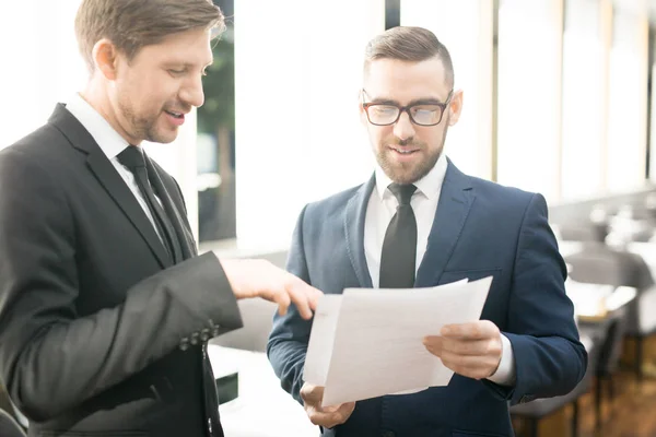 Één Van Zakenlieden Uitleggen Enkele Punten Papier Tijdens Discussie Nieuw — Stockfoto