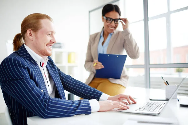 Uomo Affari Che Lavora Sul Suo Computer Portatile Con Donna — Foto Stock