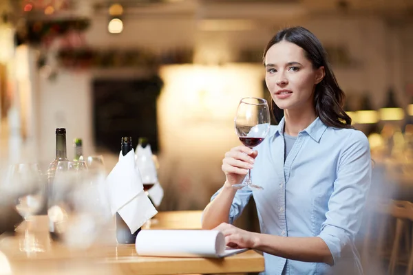 Kadın Sommelier Restoranda Şarap Tatma Iyi Şarap Onun Defteri Nde — Stok fotoğraf