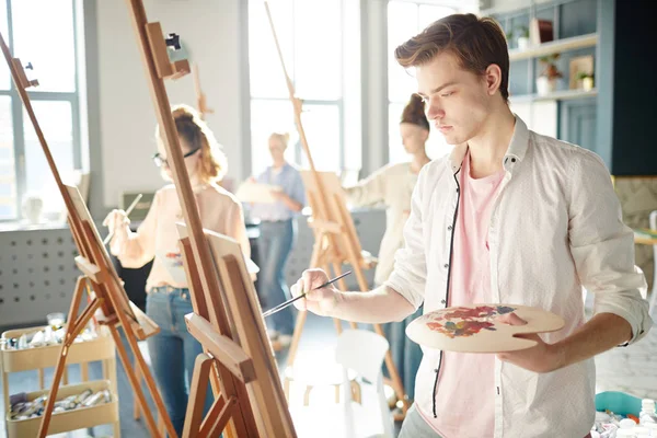 Sério Cara Concentrando Sua Pintura Cavalete Durante Lição Escola Artes — Fotografia de Stock