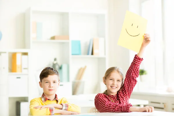 Fröhliches Schulmädchen Mit Gezeichnetem Lächeln Auf Gelbem Papier Der Erhobenen — Stockfoto