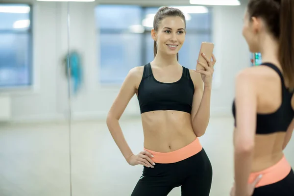 Φόρμα Και Υγιείς Κορίτσι Activewear Κάνοντας Selfie Μπροστά Από Καθρέφτη — Φωτογραφία Αρχείου