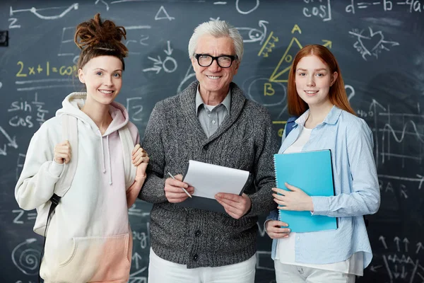 Twee Gelukkige Tienermeisjes Hun Rijpe Leraar Permanent Door Schoolbord Klas — Stockfoto