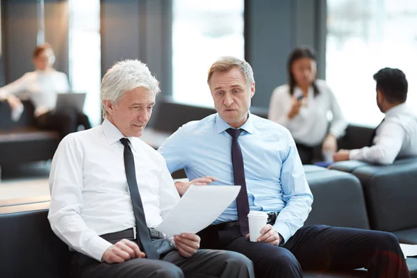 Deux Hommes Affaires Matures Confiants Chemises Cravates Discutant Documents Attendant — Photo