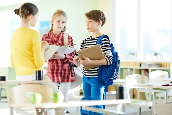 Grupp Elementära Schoolkids Med Diskussion Läxor Klassrummet Paus — Stockfoto